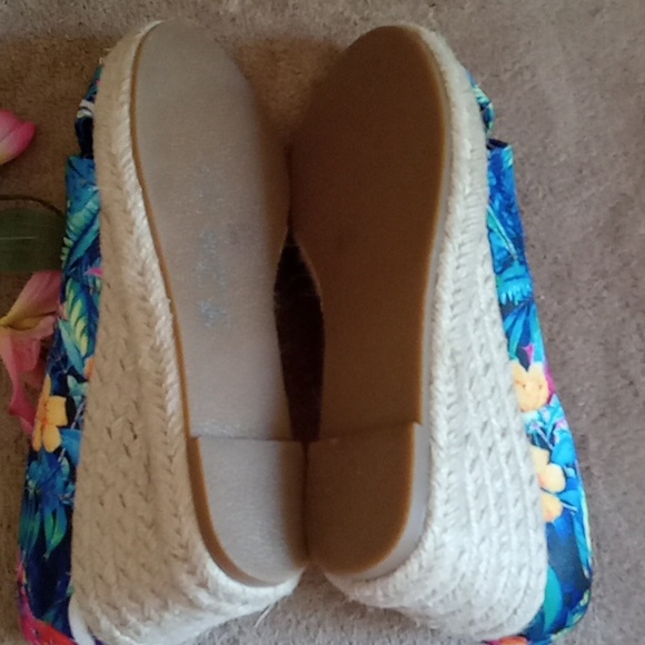 ⭐️ Host Pick ⭐️| Floral Wedge Espadrilles - Picture 4 of 8